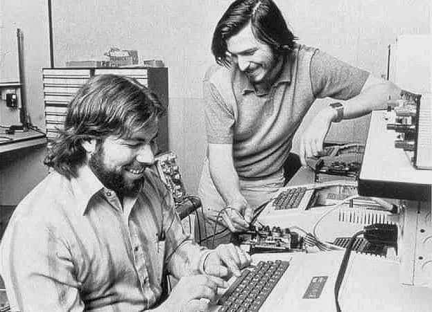 Steve Jobs y Steve Wozniak en una Apple. 